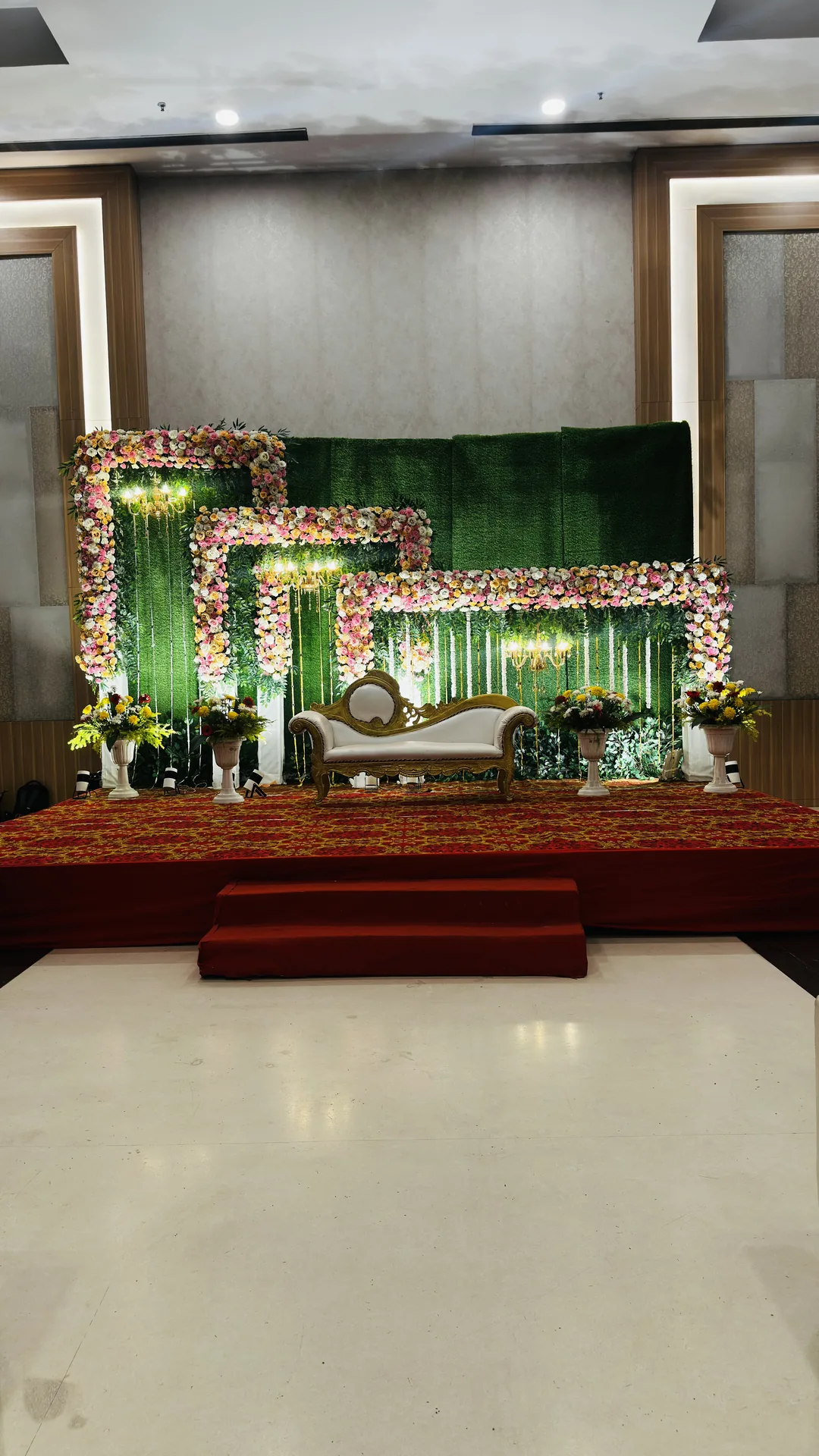 Royal Green & Floral Reception Stage with Velvet Chaise in Kolkata